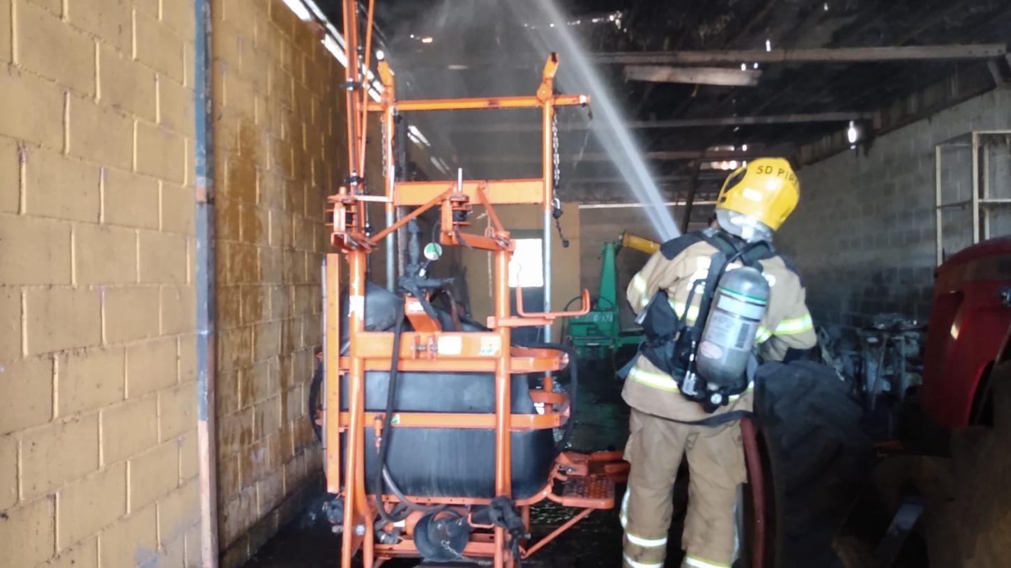 Bombeiros Militares combatem incêndio em galpão