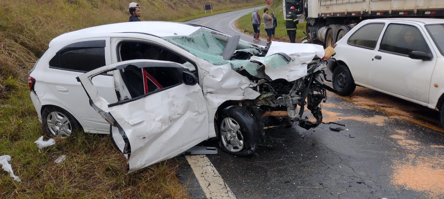 Colisão na BR-267 Envolve Carreta e Veículo de Passeio