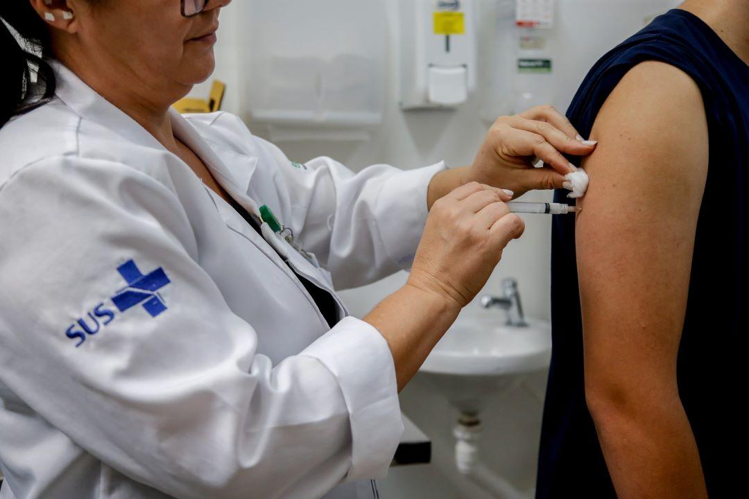 PJF realiza vacinação dos adolescentes de 14 anos contra a Dengue