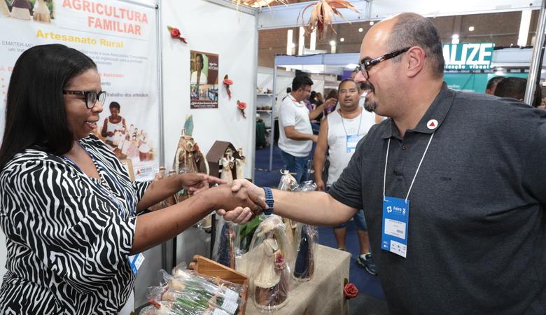 Vice-governador Professor Mateus participa da Feira Multissetorial de Santa Bárbara