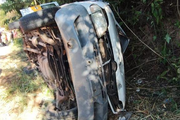 Bombeiros atendem capotamento de van escolar na MG 126