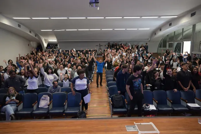 Estudantes do ensino médio da rede estadual de Minas participam de super aula preparatória para o Enem 2024