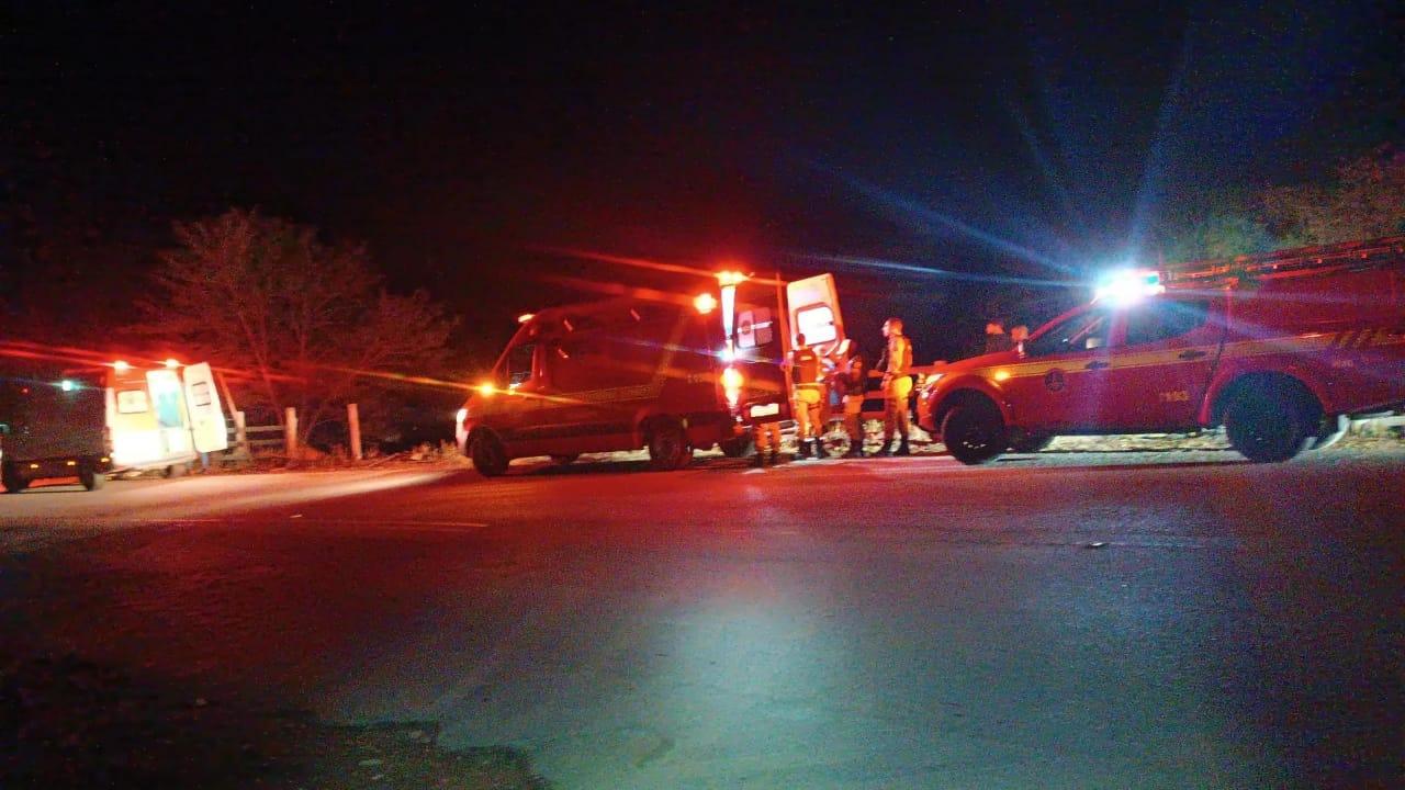 Bombeiros e Samu Resgatam Vítimas de Capotamento na MGC-482