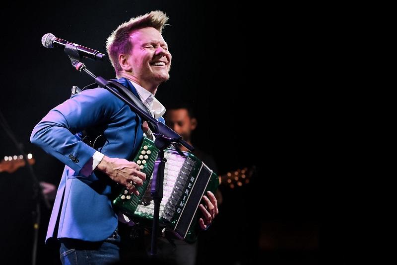 Construtora celebra 35 anos com baile e show de Michel Teló após entregar 500 mil m² de obras