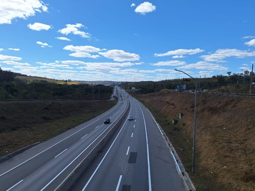 Obras de segurança viária na MG-010, rodovia que leva ao Aeroporto de Confins, entram em nova etapa