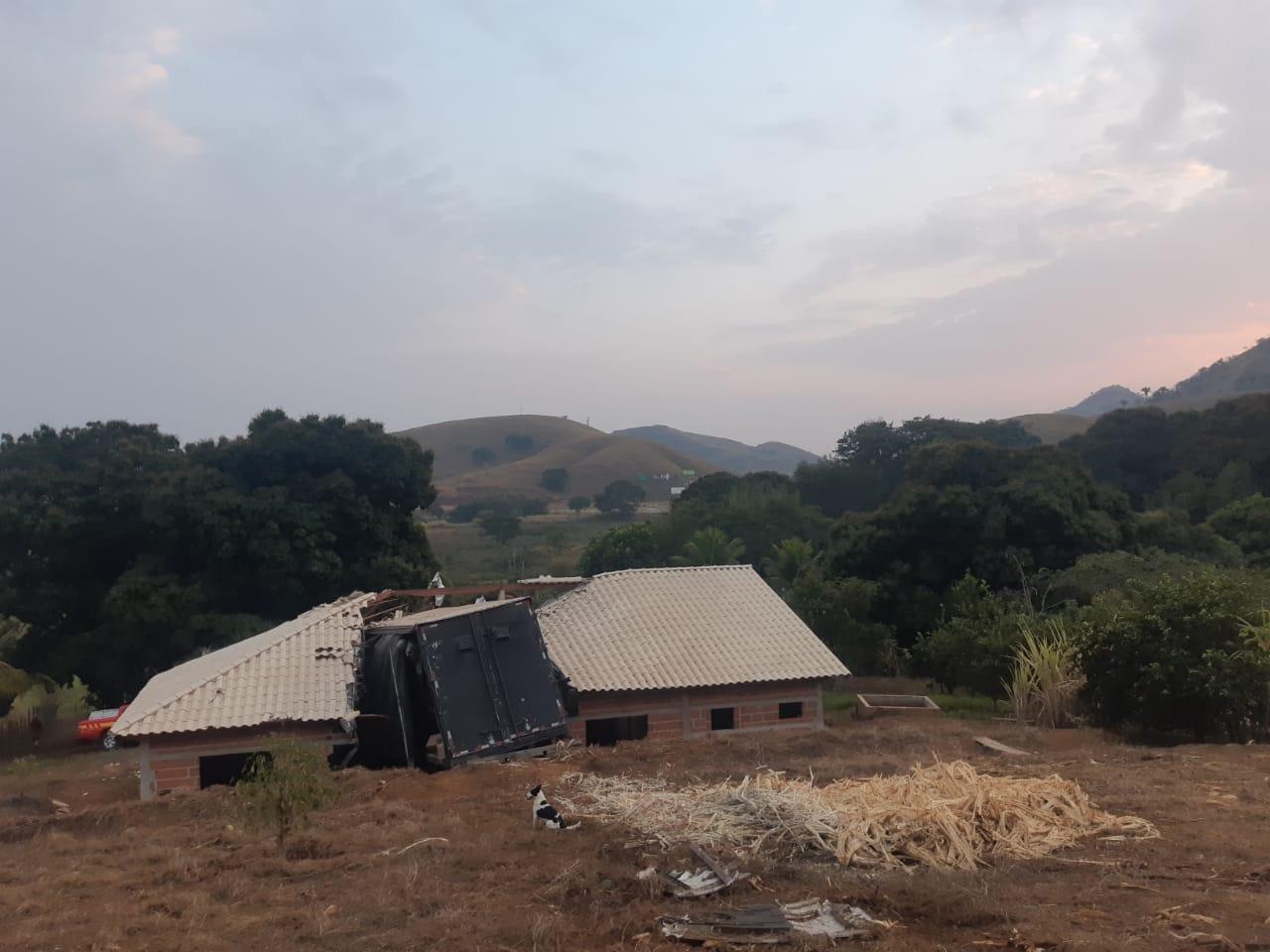 Caminhão Descontrolado Desce Ribanceira e Destrói Casa em Construção na BR-116