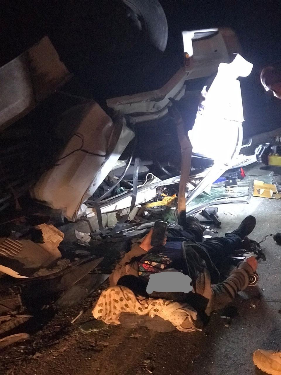 Carreta Capota na BR-116 em Leopoldina e Deixa Motorista Ferido