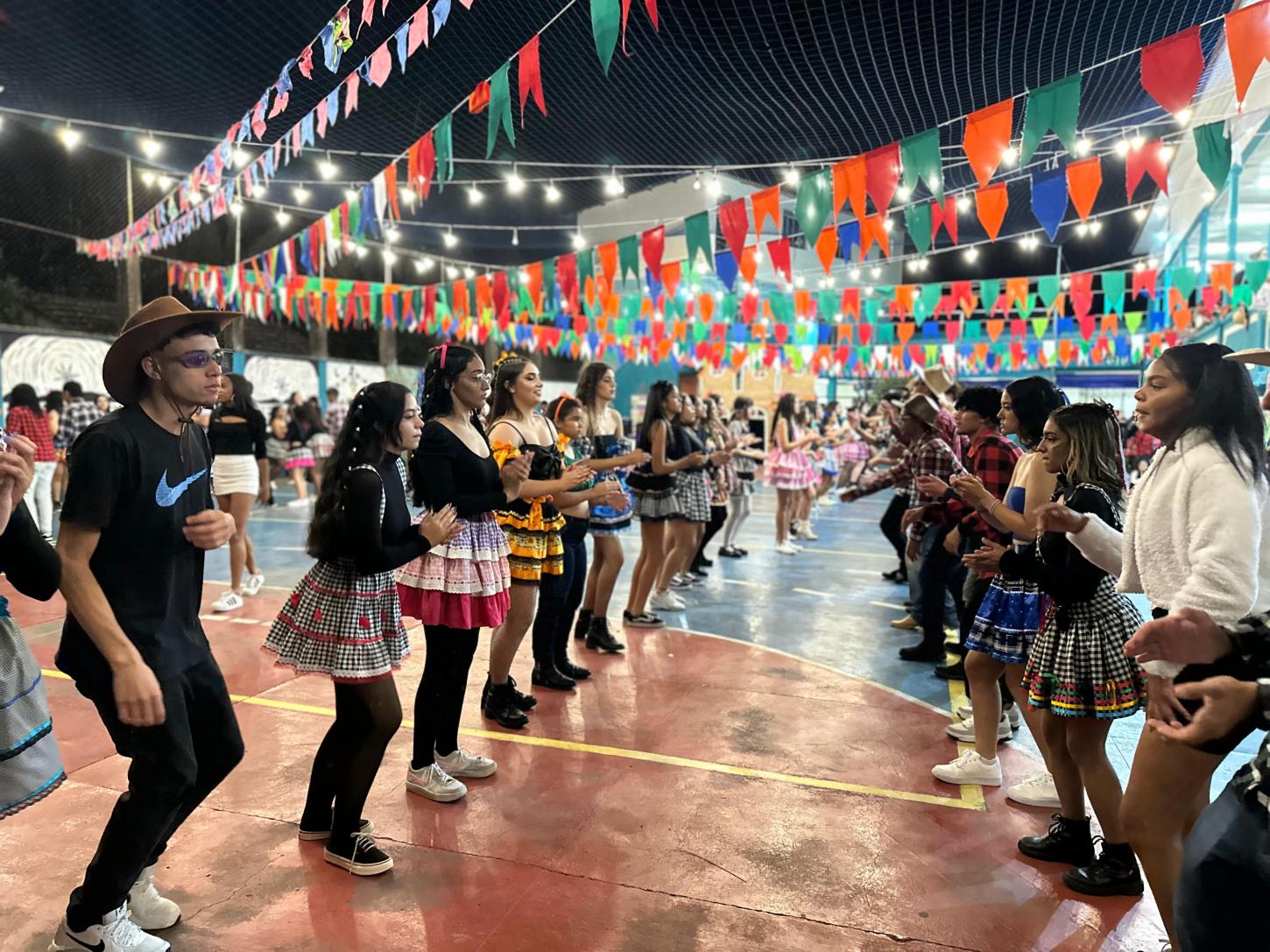 Tradições de festas típicas são relembradas por escolas da rede estadual