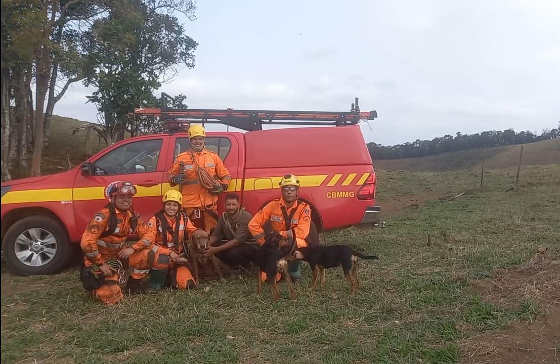 Bombeiros de Barbacena resgatam cão preso em pedreira de difícil acesso