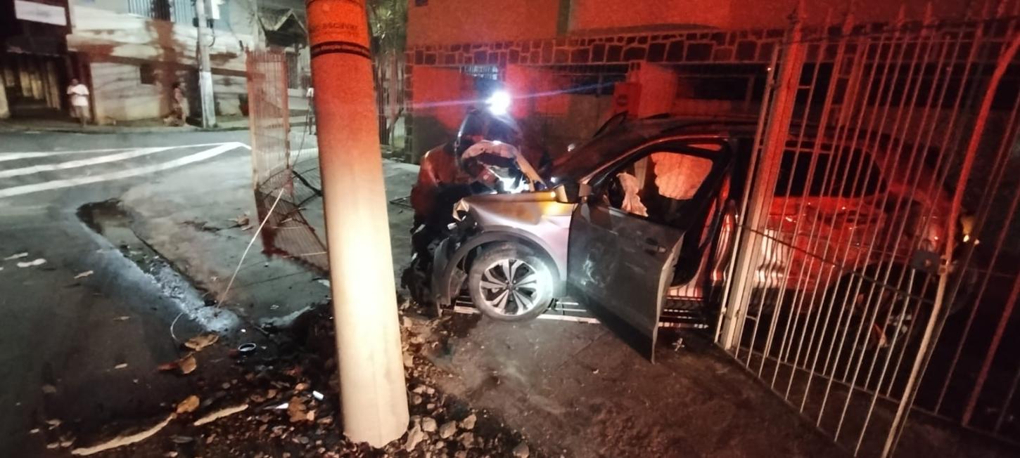 Carro Colide com Poste e Residência no Centro: Duas Pessoas Feridas em Acidente na Rua Tiradentes