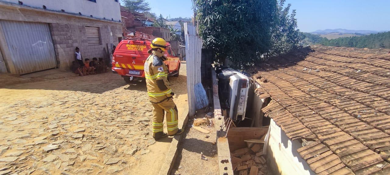 Carro desgovernado atinge casa em Bicas, MG, e mobiliza Bombeiros e Defesa Civil
