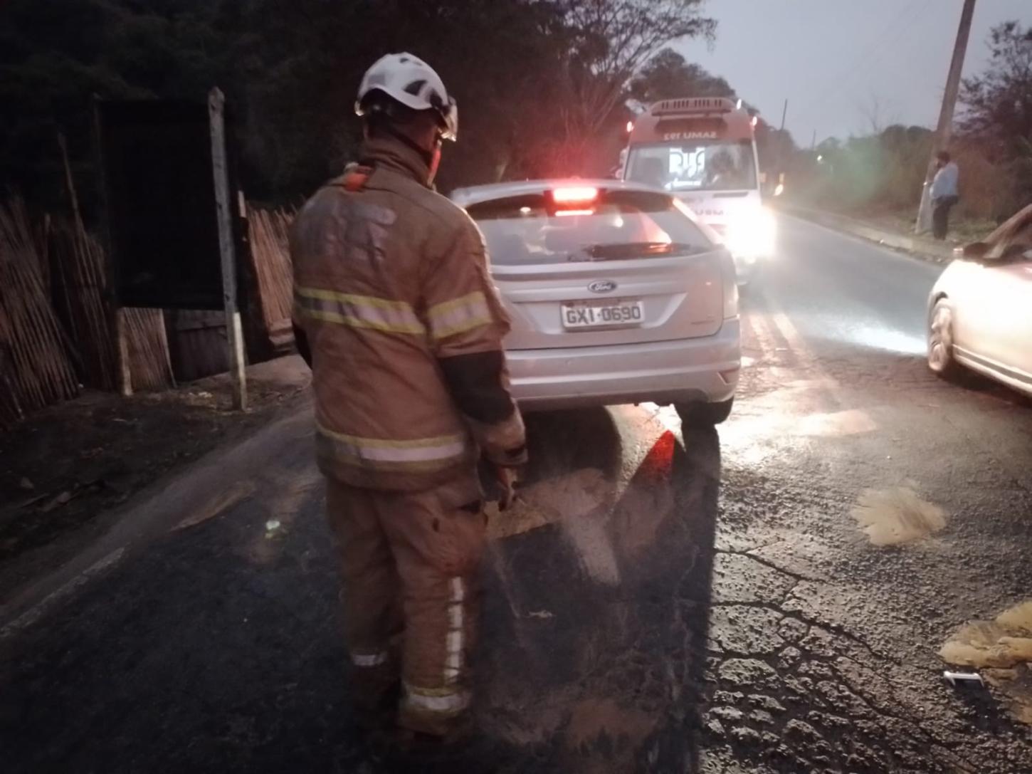 Colisão na BR-267 Arremessa Carro em Quintal e Deixa Feridos