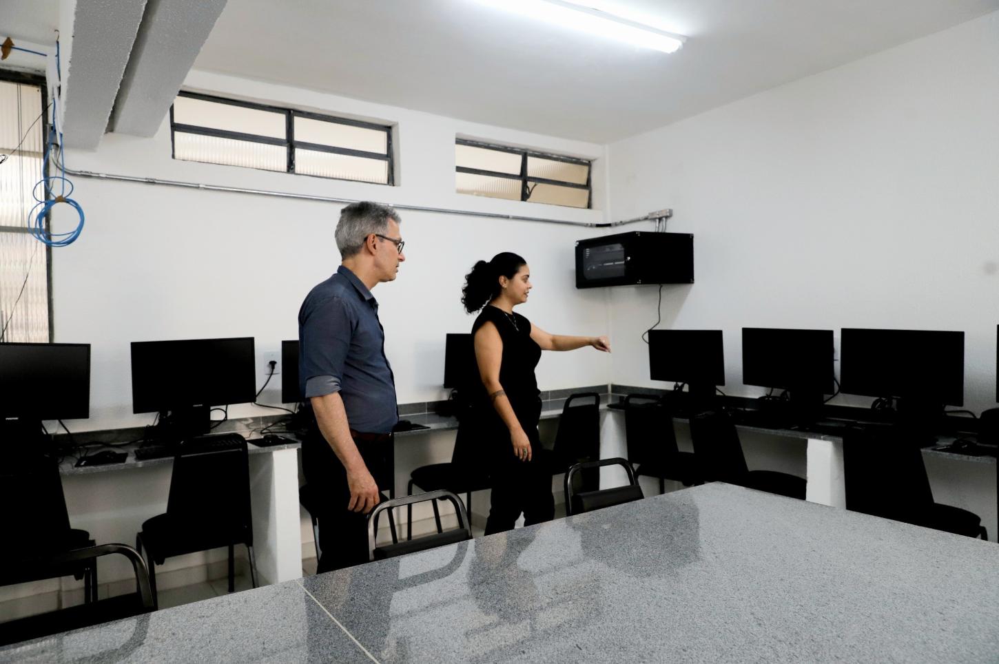 Governador vistoria obras de escola em Juiz de Fora que recebeu novo refeitório, laboratório de informática e quadra coberta