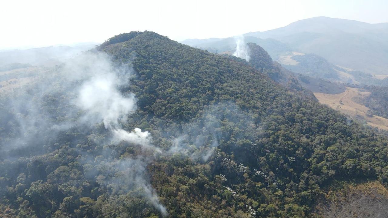 Incêndio ameaça o paraíso de Ibitipoca: 70 hectares já foram consumidos por chamas