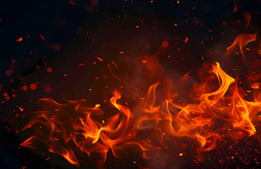 Incêndio em casa abandonada no Bairro Cidade Jardim é contido pelo Corpo de Bombeiros