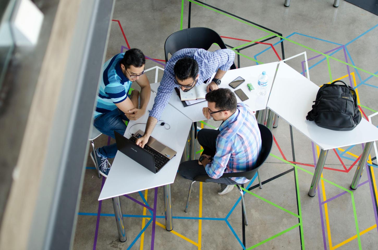 Inglês em grupo: aprendizado em equipe pode transformar seus estudos