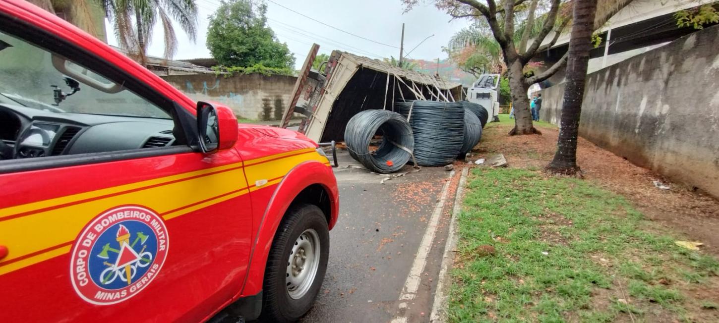 Carreta carregada com bobinas de aço tomba embaixo de viaduto e mobiliza equipes de resgate em Juiz de Fora