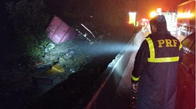 Grave acidente na BR-376 deixa vítimas e rodovia bloqueada