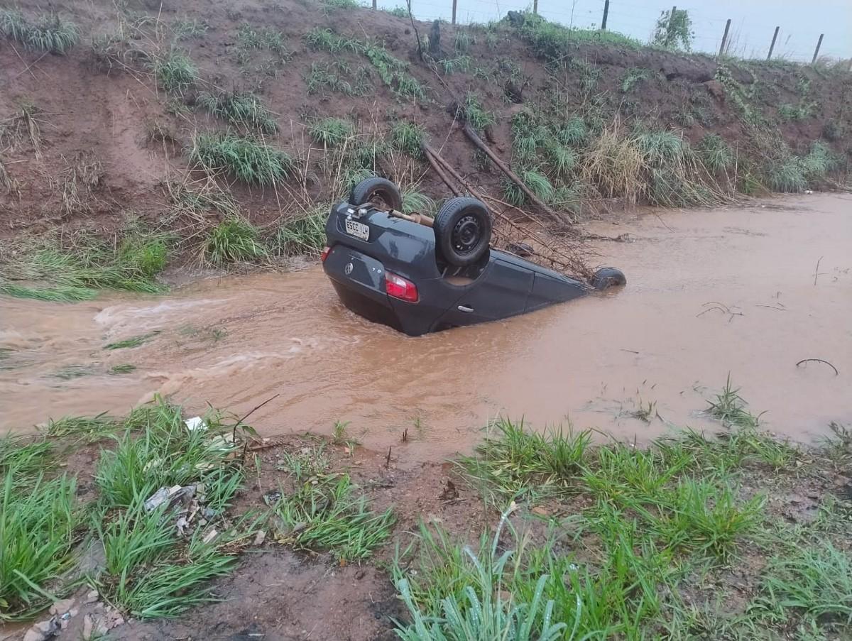 Idoso é resgatado com vida após capotamento em enxurrada em Uberaba