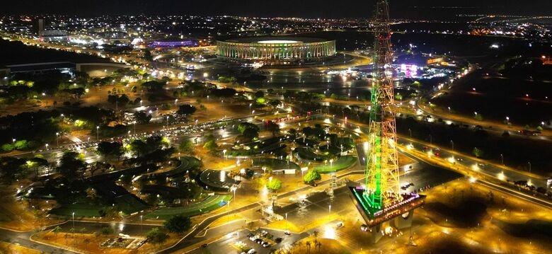 Iluminação verde e amarela no Congresso Nacional celebra jogo do Brasil