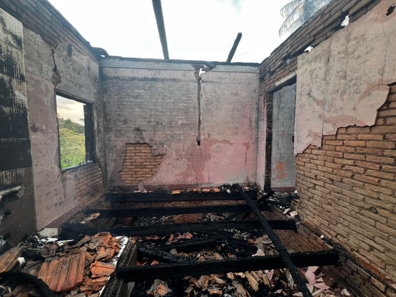 Incêndio em Residência: Bombeiros de Barbacena Atuam Rápido em Ressaquinha