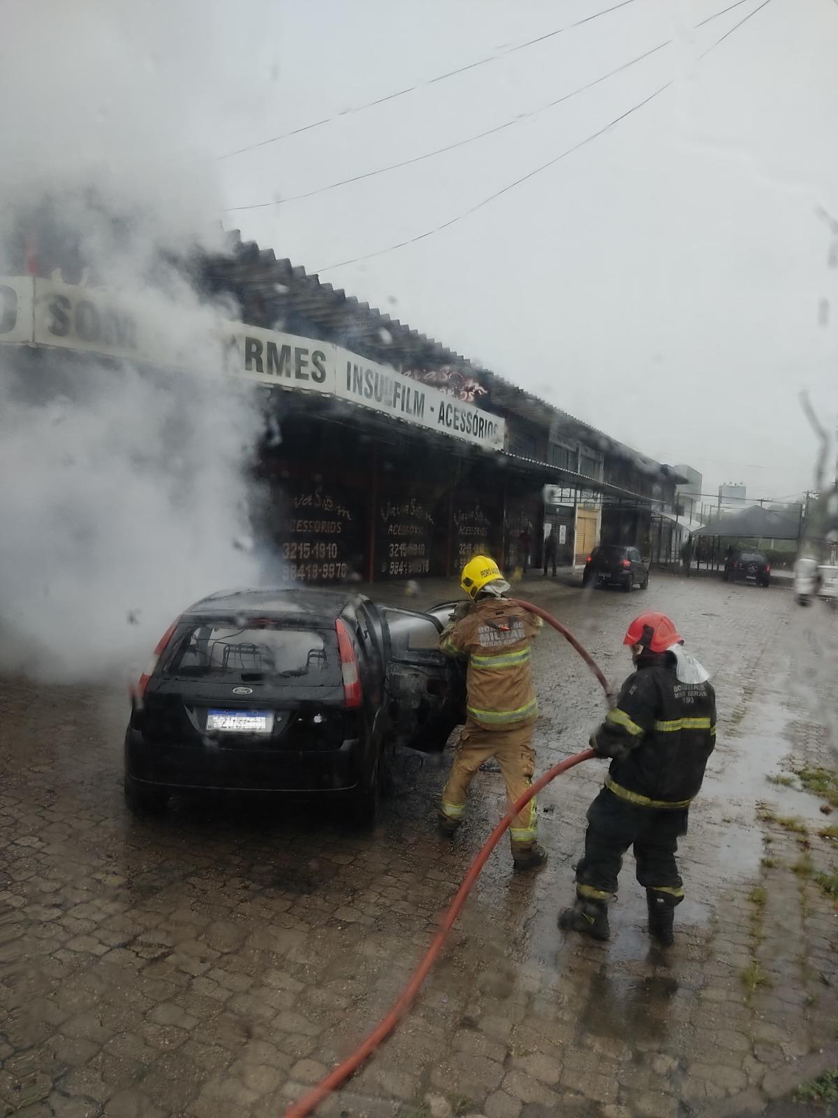 Incêndio em veículo mobiliza Corpo de Bombeiros no bairro Cerâmica, em Juiz de Fora