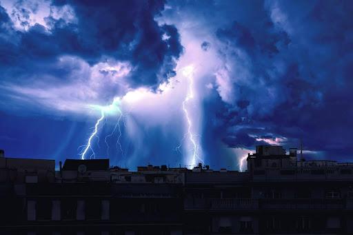 Laudo de SPDA e a segurança elétrica: Proteção vital durante as tempestades de verão