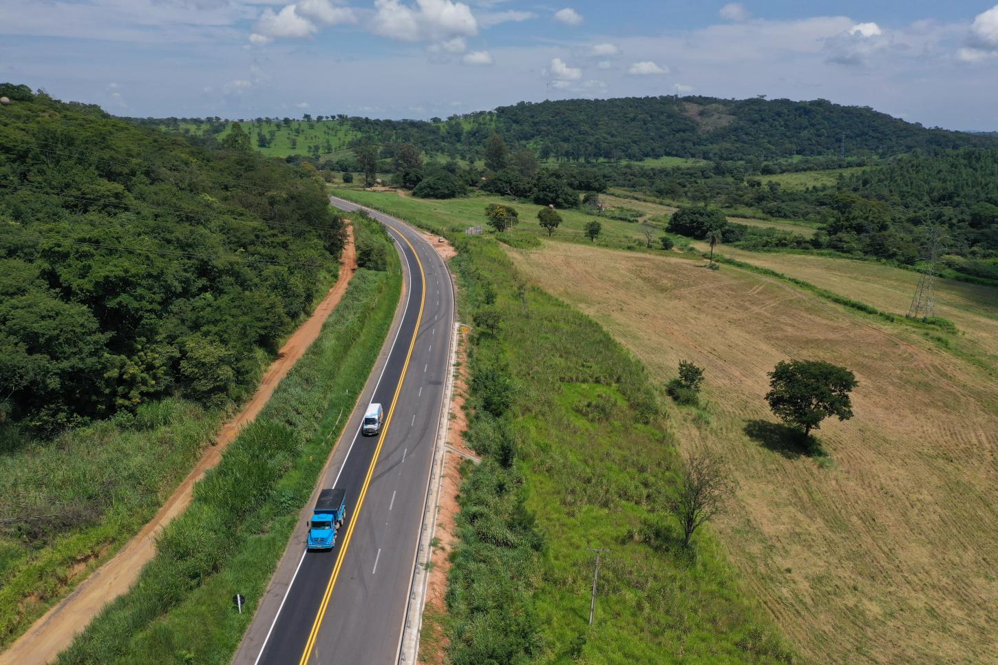 MG-050 recebe novas faixas e melhorias em trecho de Itaúna