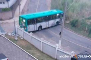 Motorista de Ônibus Colide com Muro de Condomínio em Juiz de Fora