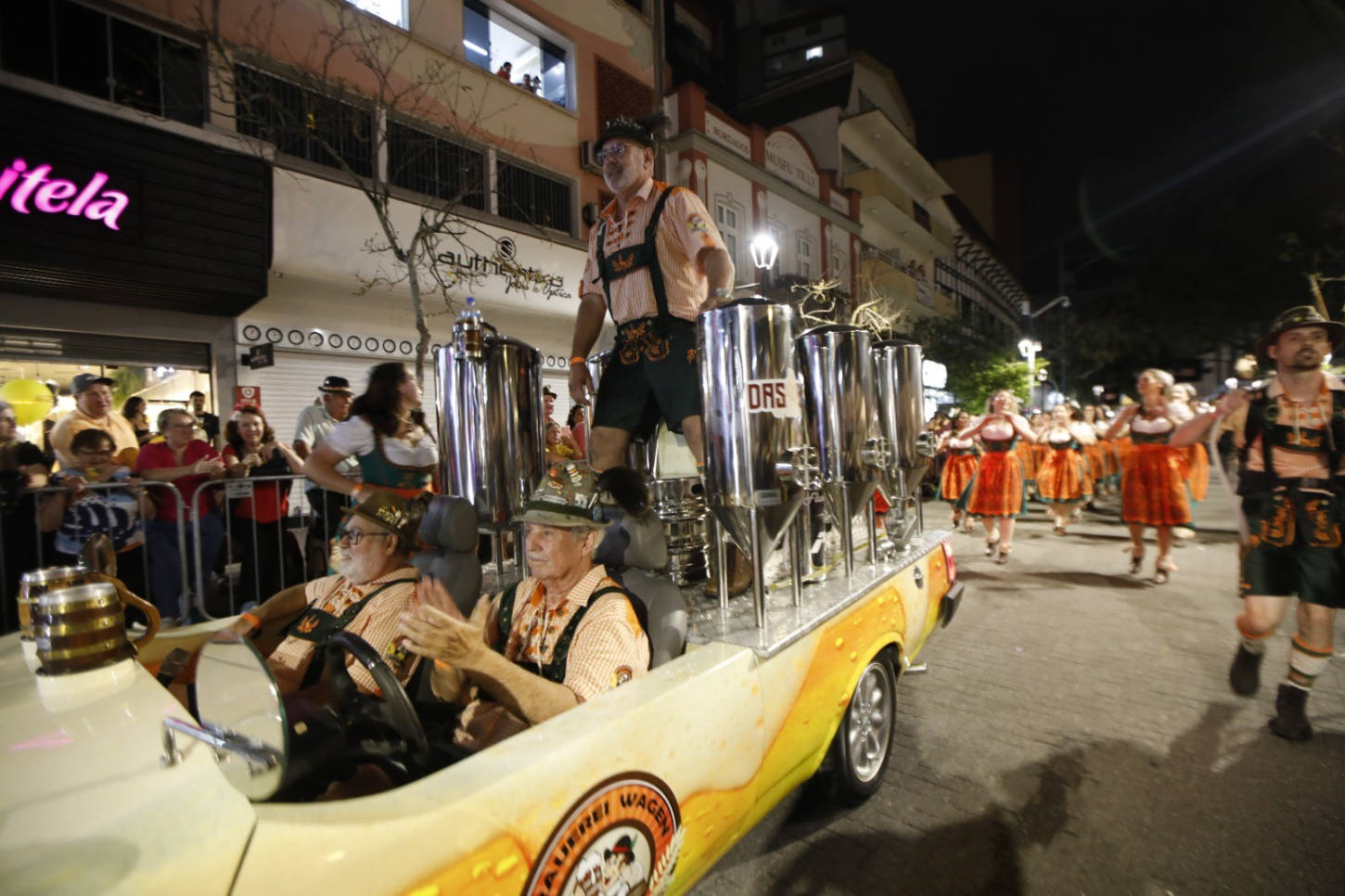 Oktoberfest Blumenau 2024: Desfile tradicional reúne mais de 12 mil pessoas na Rua XV de Novembro