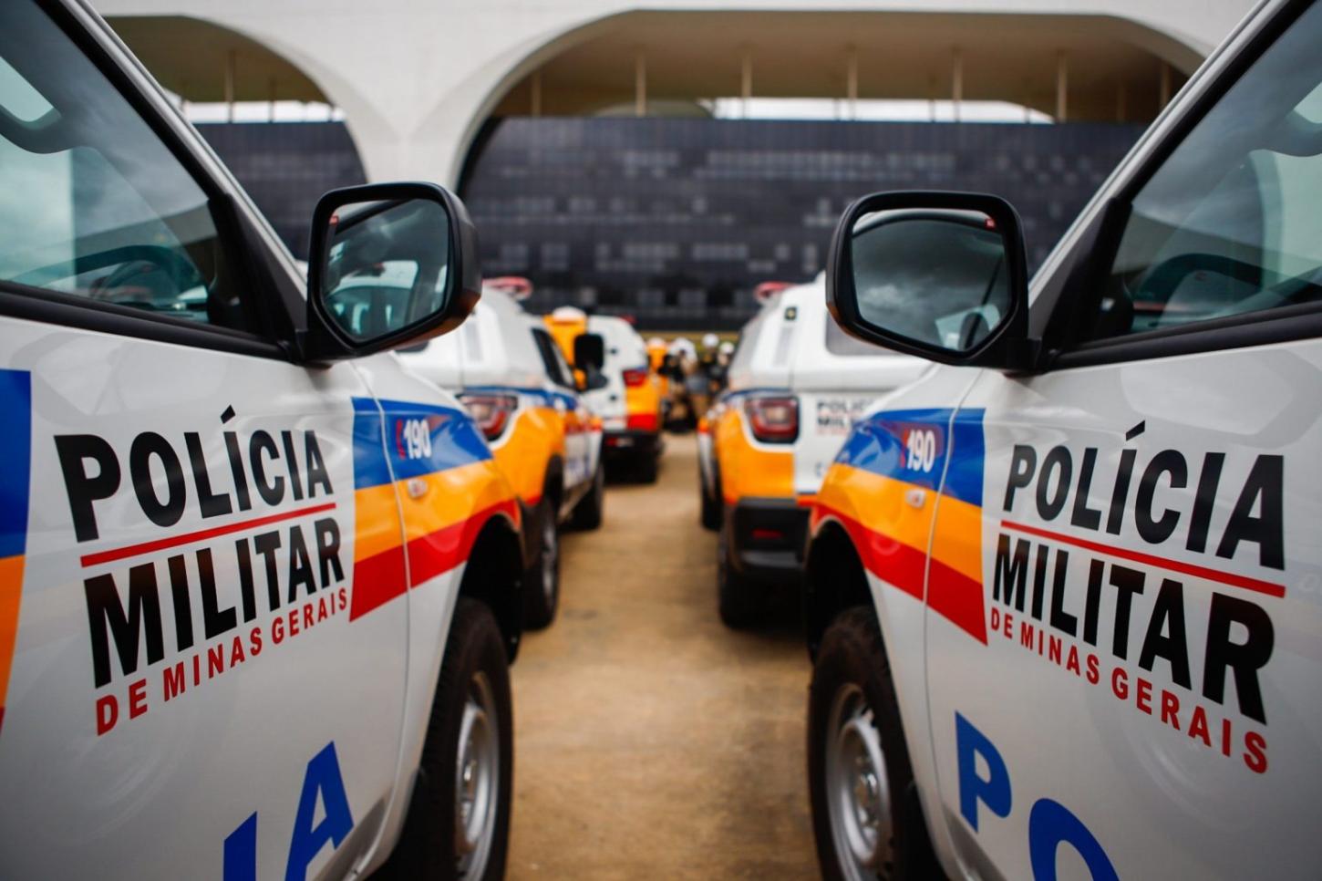 Polícia Militar realiza operações com sucesso em Porto Firme e Congonhas, resultando em recuperação de veículo, apreensão de drogas e prisão de foragidos