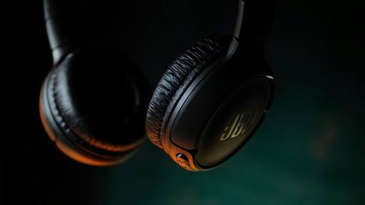 Qual Fone de Ouvido Vale a Pena? Descubra os melhores modelos da Apple, Xiaomi e JBL