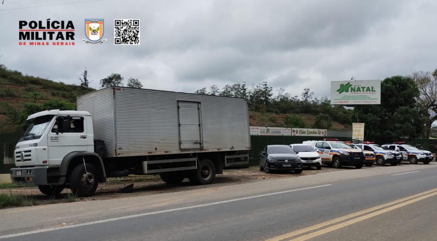 Um caminhão e mais dois outros veículos foram parados pela Polícia Militar na BR-265.