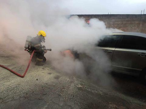 Bombeiros de Minas combatem incêndio em veículo e evitam tragédia no bairro Paulo VI, em Juiz de Fora