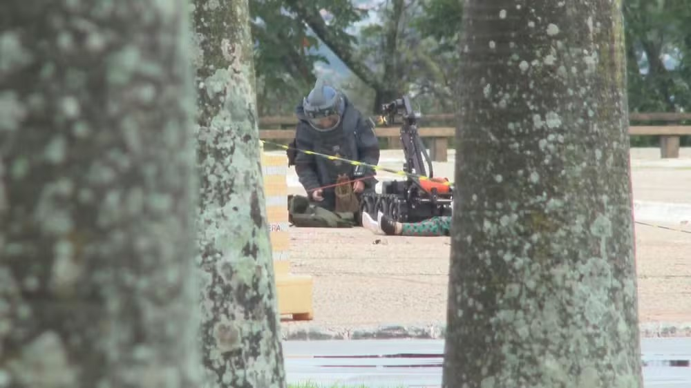 Polícia Faz Varredura na Praça dos Três Poderes Após Explosões em Brasília