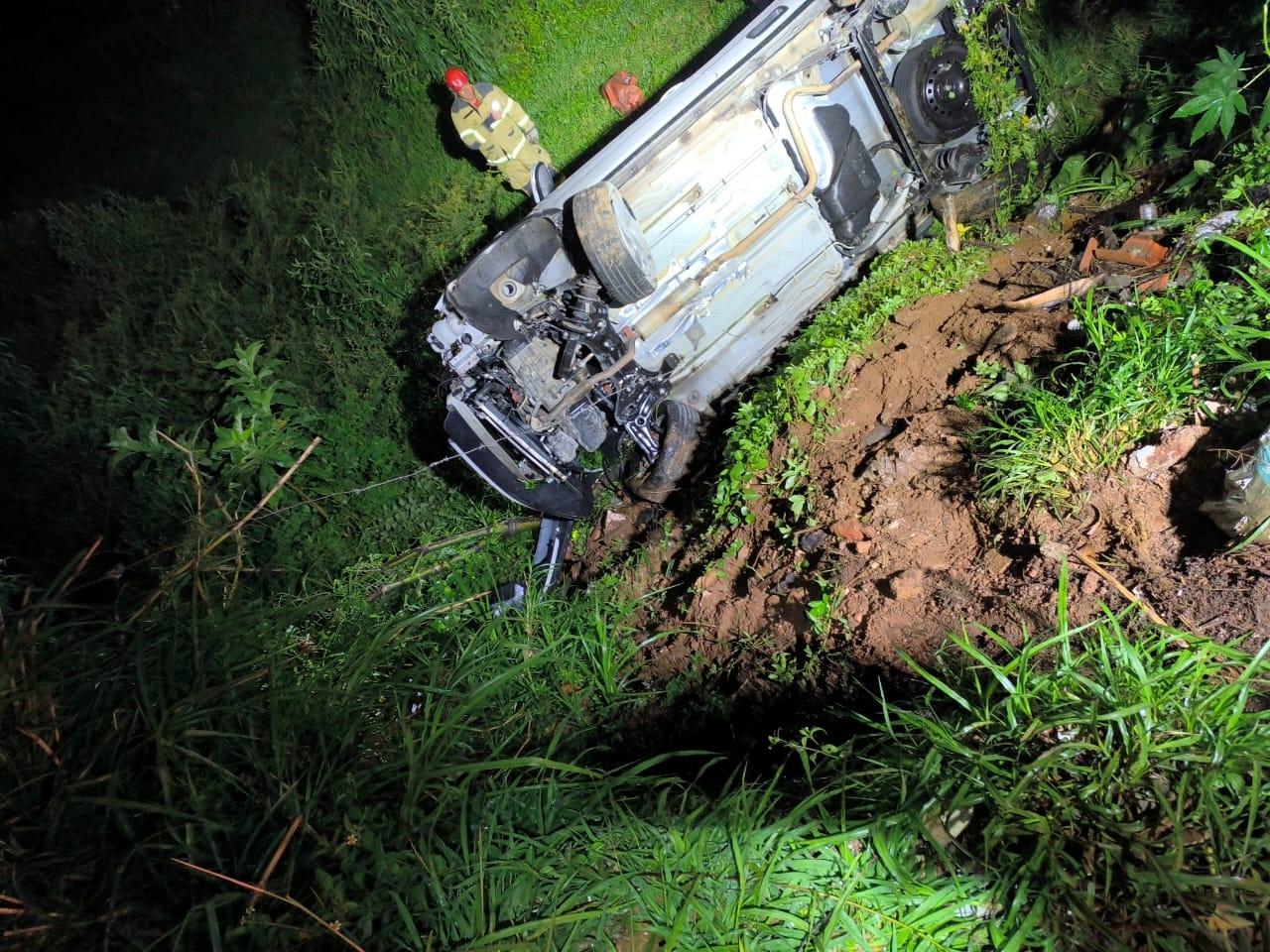 Acidente grave na madrugada: veículo capota em barranco e deixa dois feridos