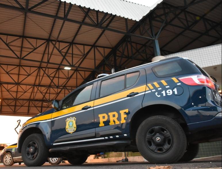 Caminhão Tomba em Leopoldina e Provoca Obstrução Parcial na BR-267