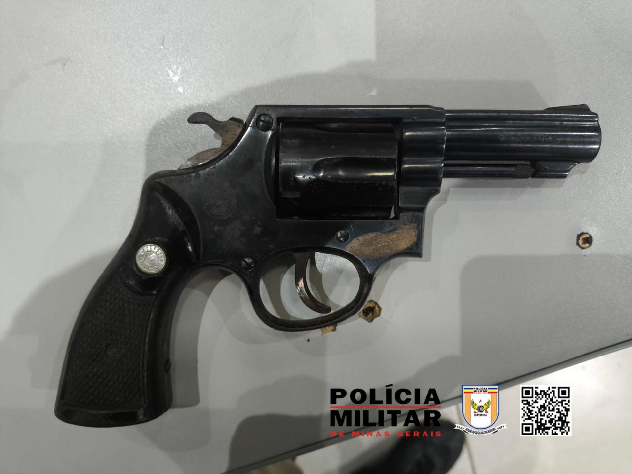Homem é preso em flagrante por porte ilegal de arma durante operação conjunta em Visconde do Rio Branco