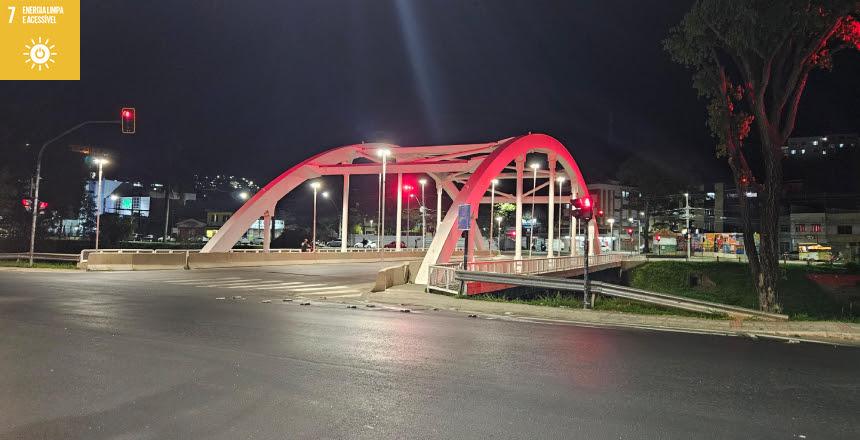Morro do Cristo e Ponte Wilson Coury Jabour Júnior Iluminados de Vermelho em Apoio ao Dezembro Vermelho
