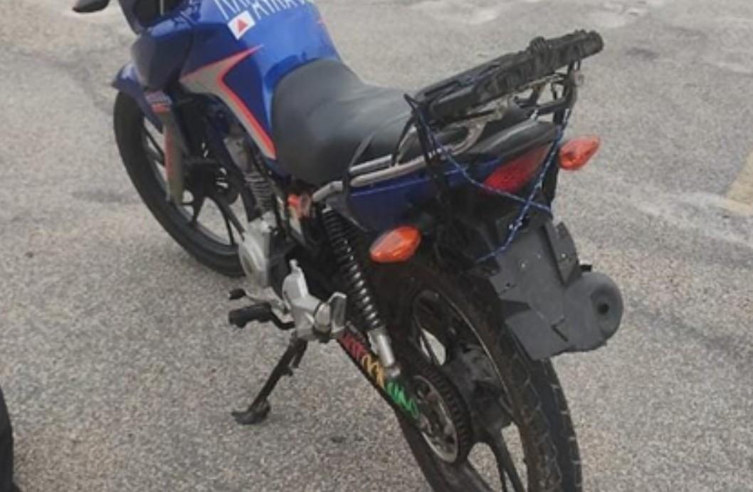 Motocicleta é apreendida pela Polícia Militar durante a operação Cavalo de Aço.