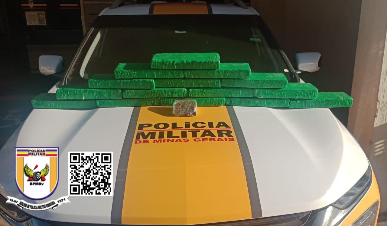 Polícia Militar Rodoviária intercepta transporte de drogas na MG-179 e realiza prisão