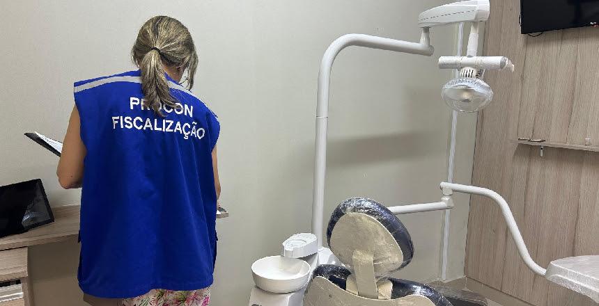 Procon autua seis clínicas odontológicas por oferecerem crédito sem licença; entenda a irregularidade!