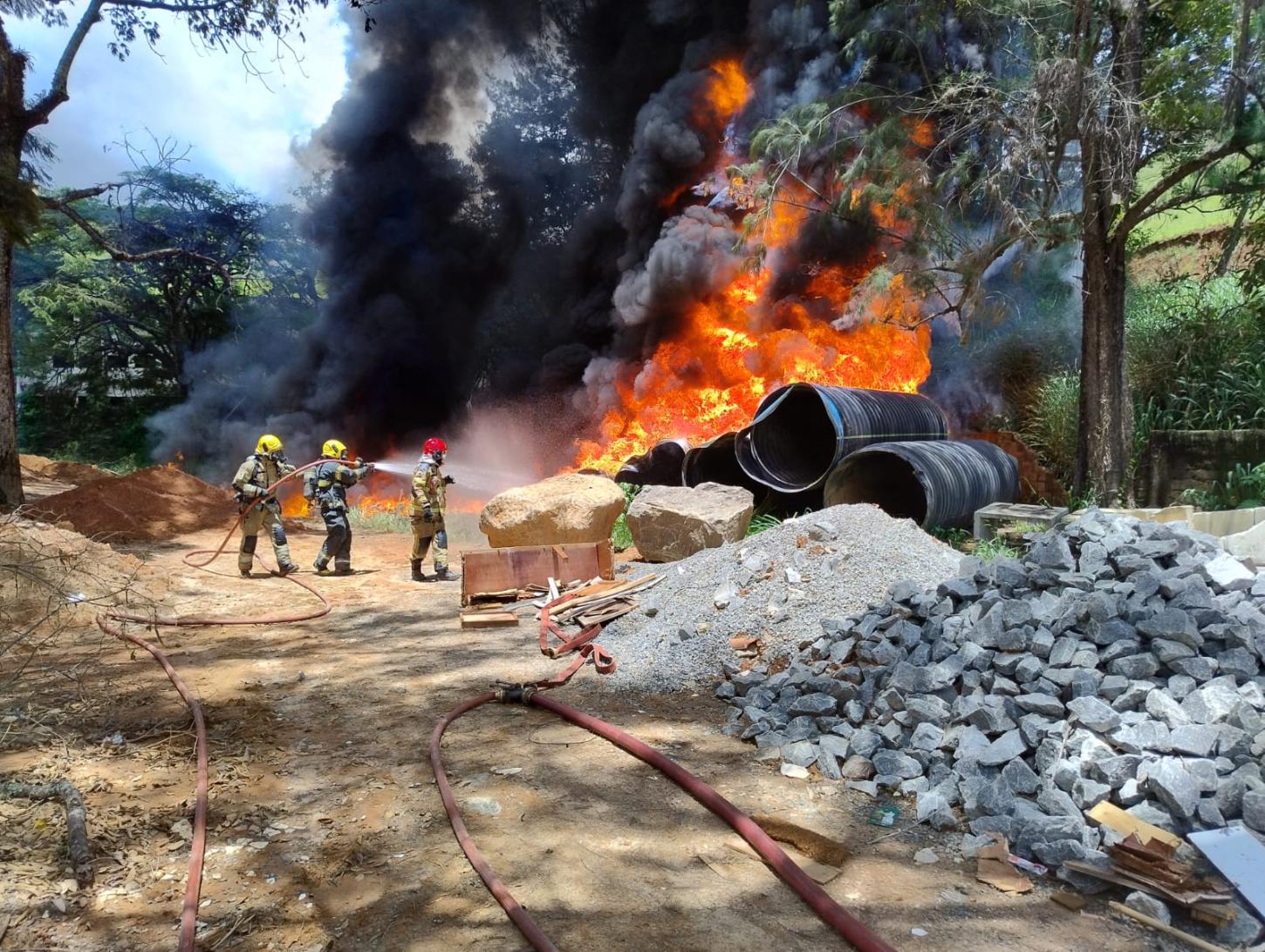 Corpo de Bombeiros combate incêndio em tubos de PVC no Bairro São Bernardo
