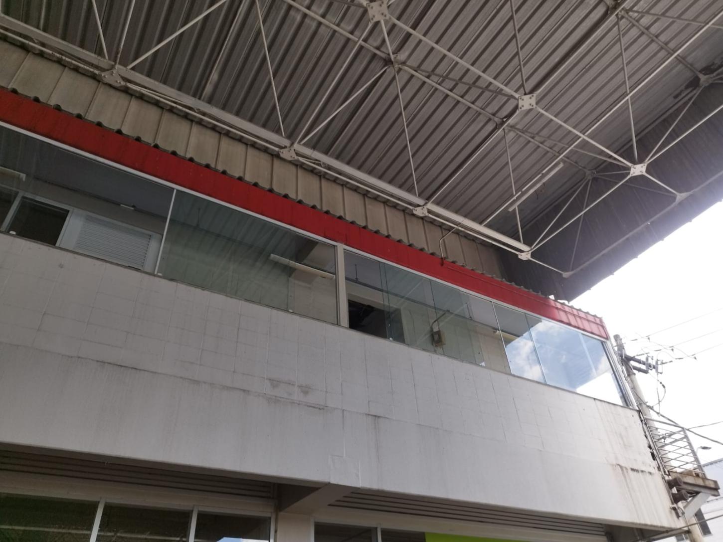 Homem morre após sofrer choque elétrico durante manutenção em supermercado em Juiz de Fora