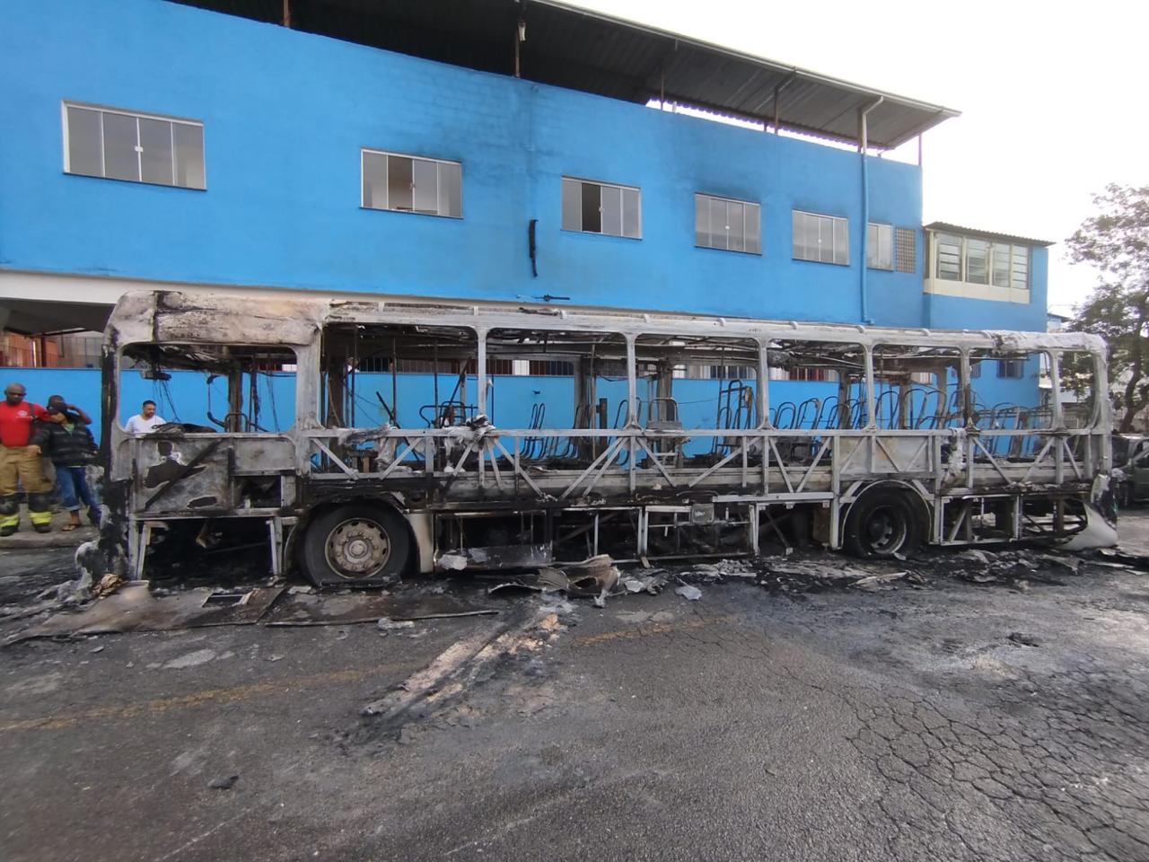 Incêndio em Ônibus Mobiliza Bombeiros em Juiz de Fora