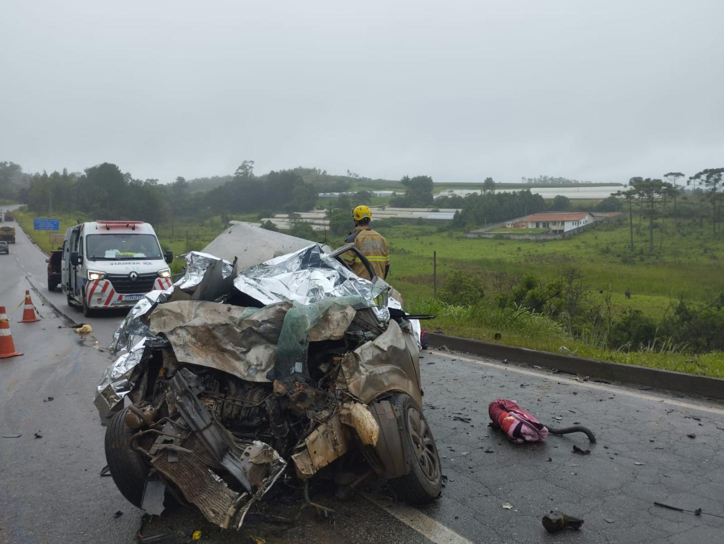 Tragédia na BR-040: Cinco Mortos em Colisão entre Carro e Caminhão