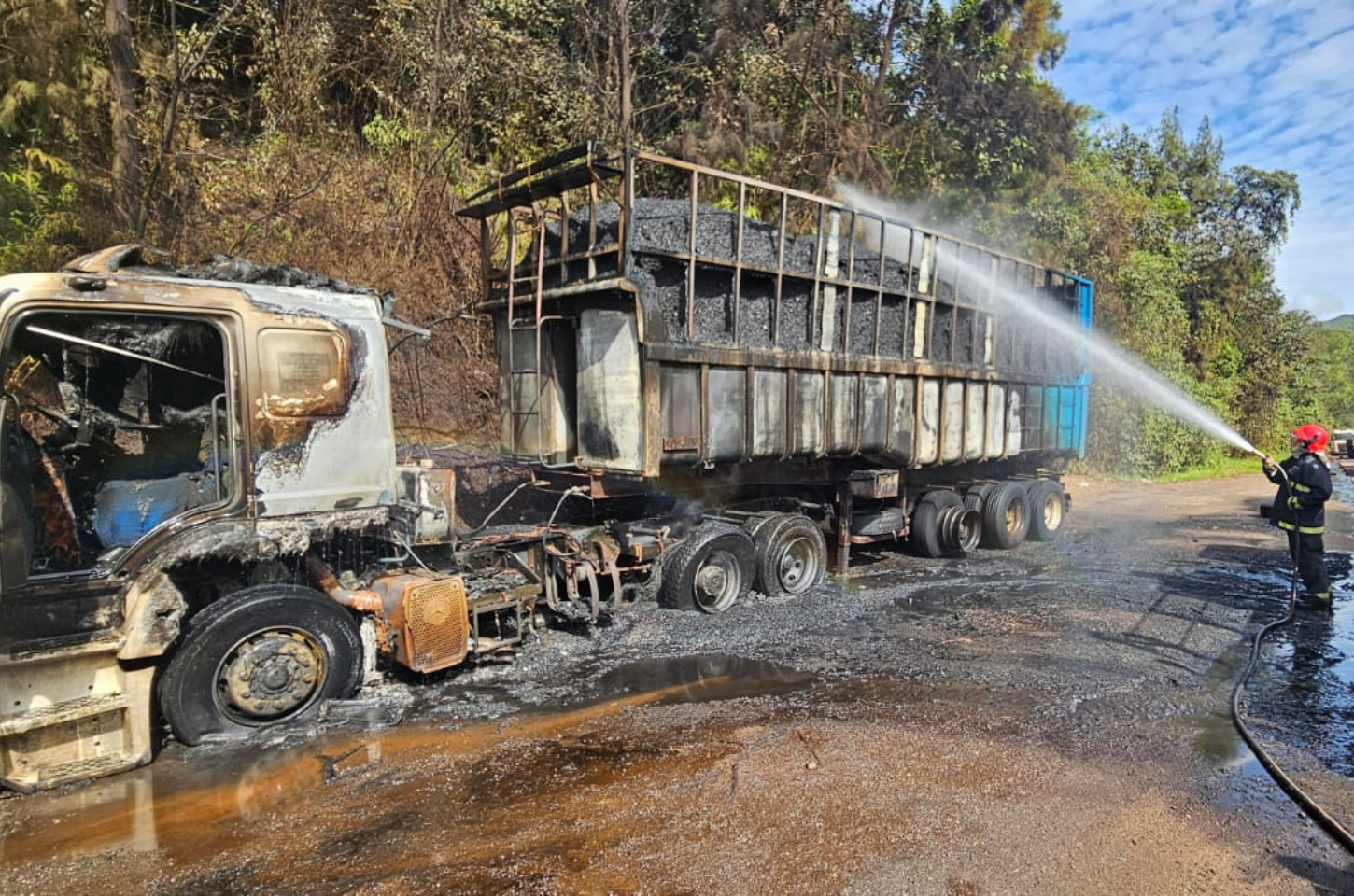 Bombeiros de Congonhas combatem incêndio em carreta na BR-040