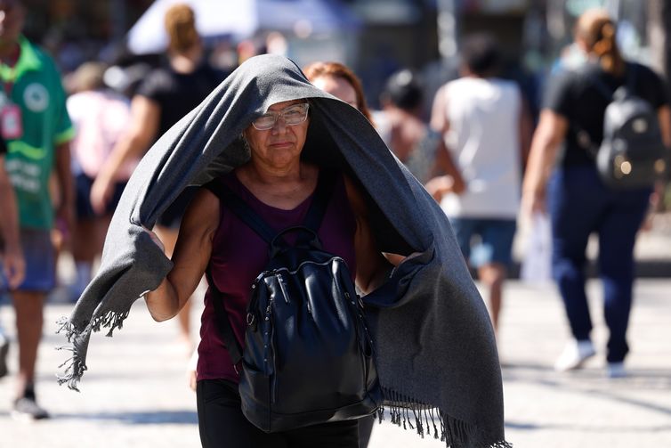 Calor em escolas é ainda mais extremo nas cozinhas, alerta sindicato