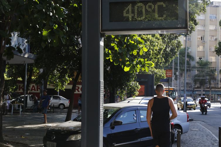Carnaval deve ser de calor forte e  pouca chuva na maior parte do país
