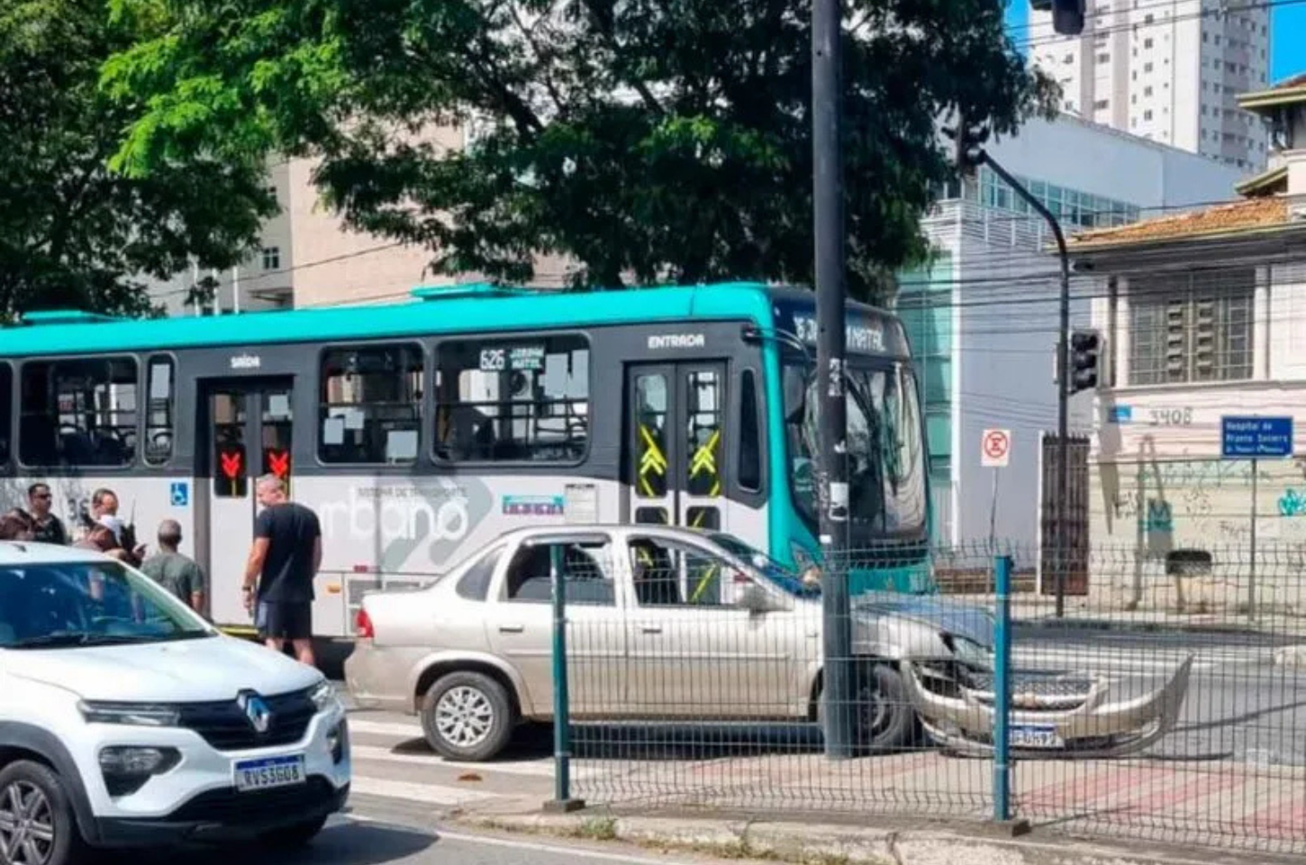 Colisão entre carro e ônibus na Av. Barão do Rio Branco deixa motorista ferido
